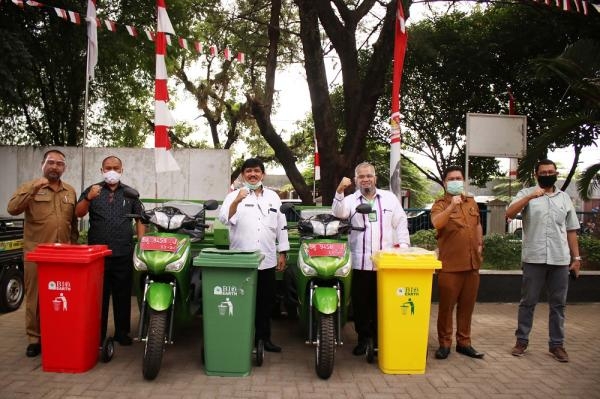 DLH Sumut Salurkan 31 Becak Pengangkut Sampah ke Kabupaten/Kota